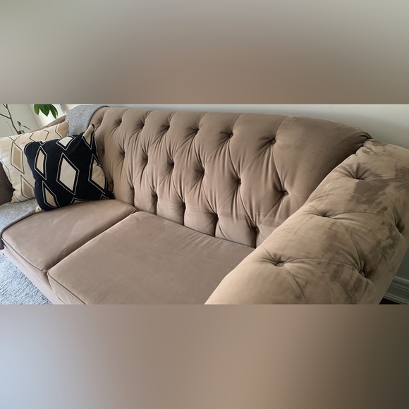 LUXURIOUS VELVET CHESTERFIELD SOFA IN TAUPE - Picture 3 of 8